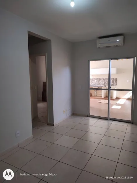 Apartamento com quintal em condomnio fechado.