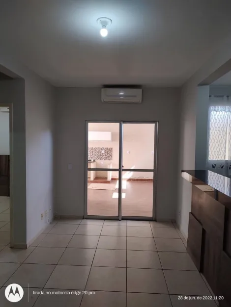 Apartamento com quintal em condomínio fechado.